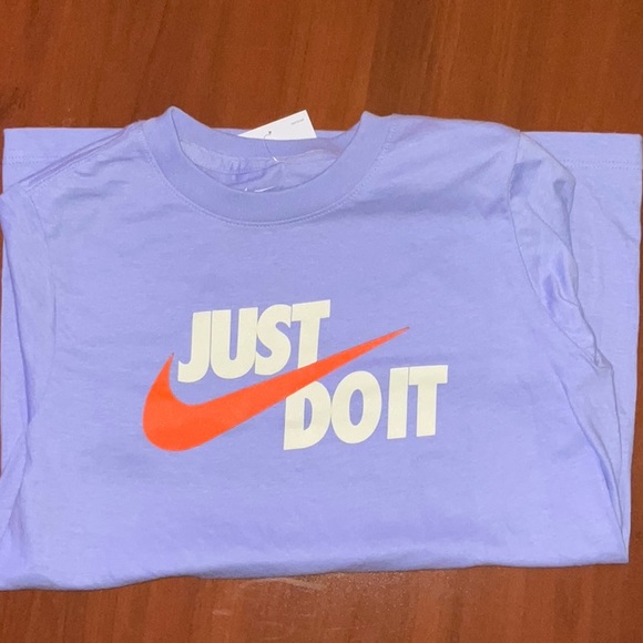 New with tags Nike short sleeve graphic T-shirt girls or boys - Picture 2 of 4